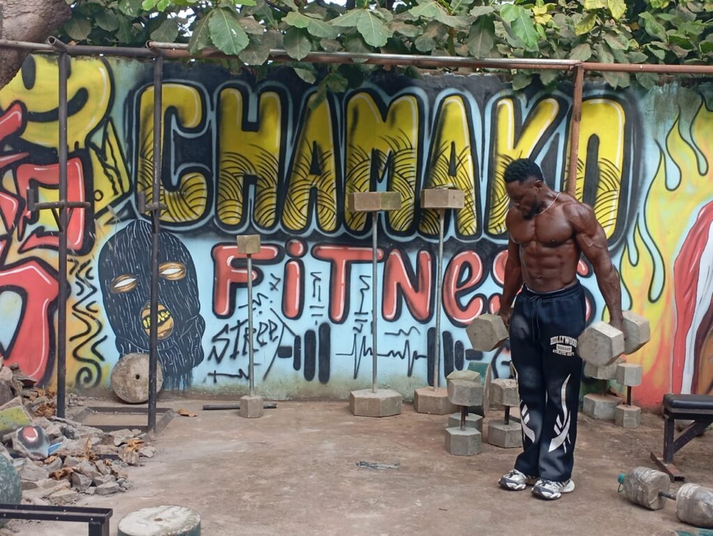 De Bamenda à la scène mondiale : l'inspirant parcours de Desmond Chamako vers le statut de bodybuilder professionnel WFF img 20260730 wa0020