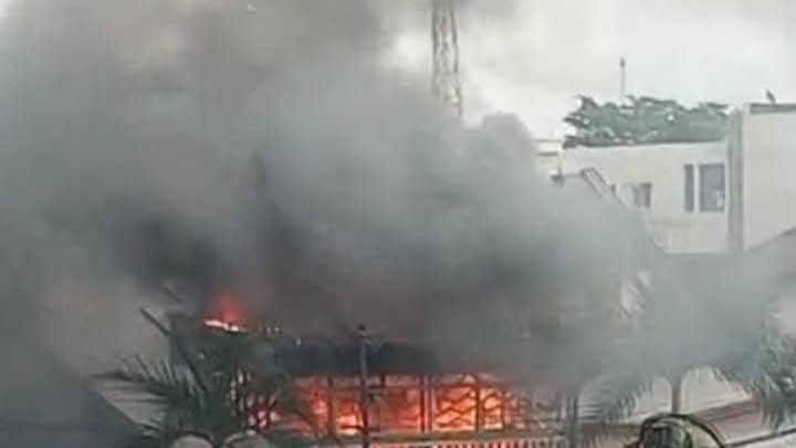 Douala : la résidence du maire de Douala 1er ravagée par un incendie à Bonamoussadi img 20260909 wa0003
