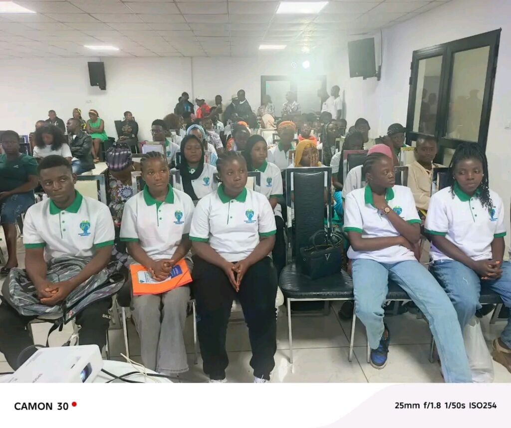 ÉMERGENCE SCOLAIRE À NKONGSAMBA 1ER - LE MAIRE EL HADJ OUMAROU CLÔTURE LES VACANCES SCOLAIRES EN ACCOMPAGNANT FINANCIÈREMENT LES ÉLÈVES DE SA CIRCONSCRIPTION img 20260909 wa0006